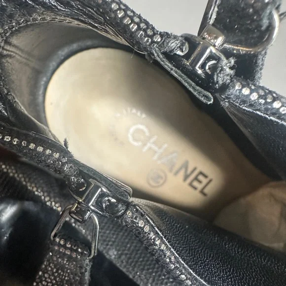 CHANEL | Interlocking CC Ankle Boots | Silver | Sz 40 - Picture 12 of 17